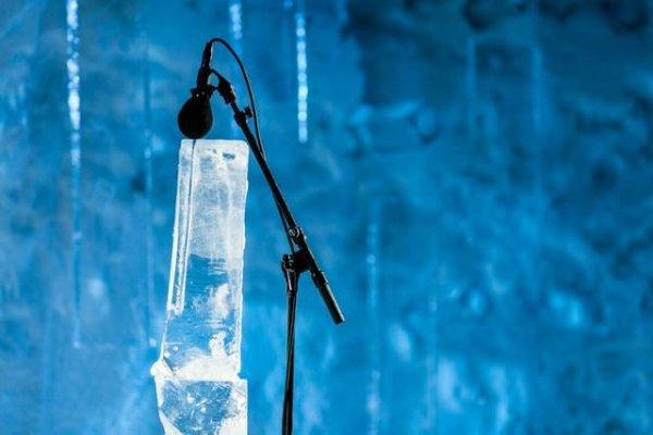 Buzdan enstrümanlarla konser veriyorlar