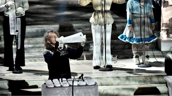 Buzdan enstrümanlarla konser veriyorlar