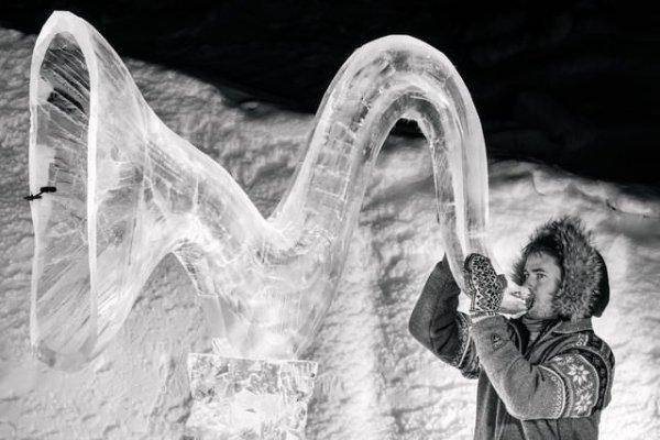 Buzdan enstrümanlarla konser veriyorlar