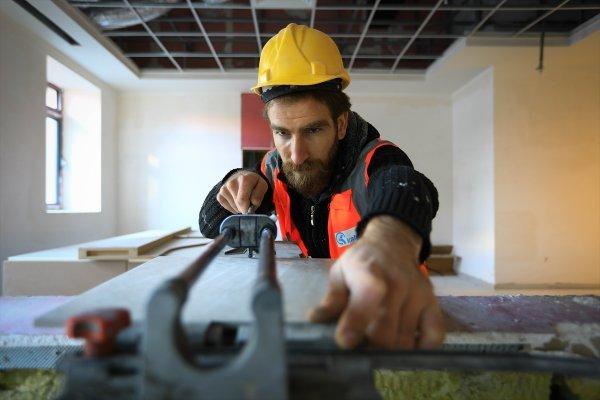 Yan flüt çalan inşaat işçisi