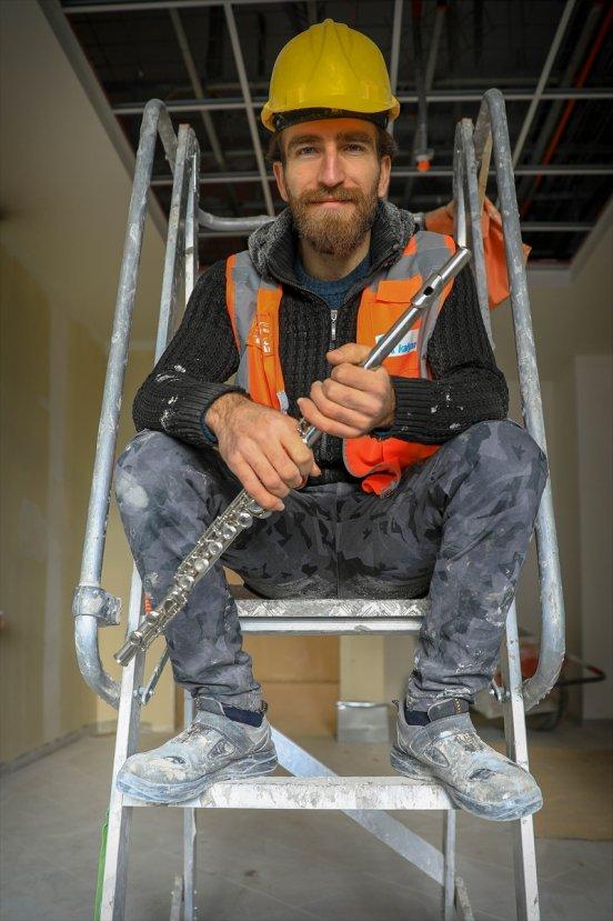 Yan flüt çalan inşaat işçisi