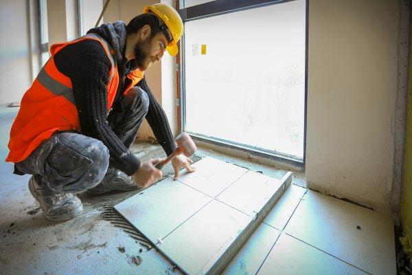 Yan flüt çalan inşaat işçisi