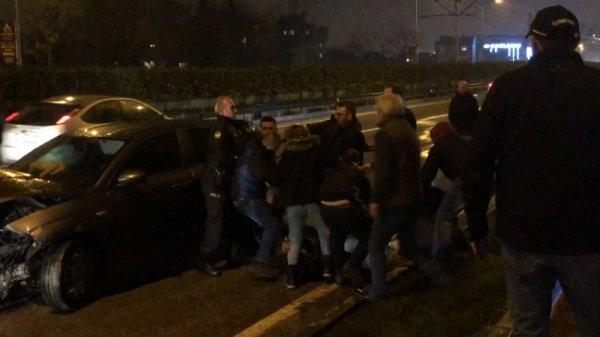 Makas atarken kaza yaptı, yumruklar havada uçuştu