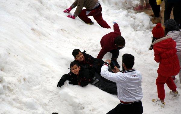 Alanyalılar kamyonla getirilen karın keyfini çıkardı