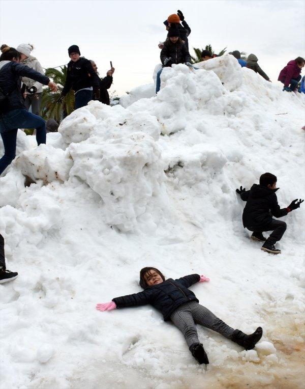 Alanyalılar kamyonla getirilen karın keyfini çıkardı