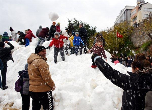 Alanyalılar kamyonla getirilen karın keyfini çıkardı