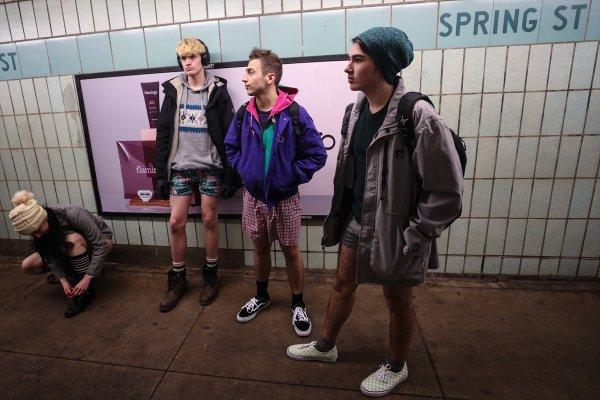 ABD’de metroya pantolonsuz bindiler