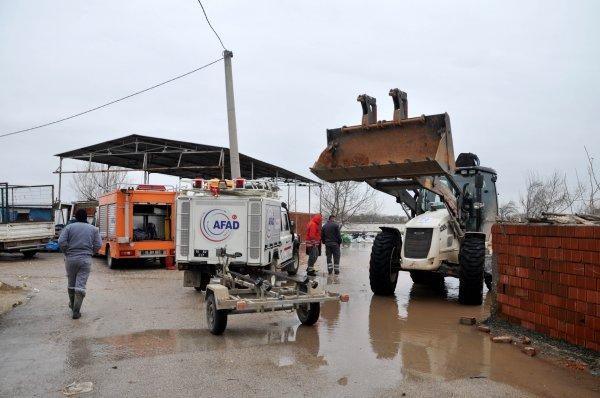 Canbalı Deresi taştı, su baskınları meydana geldi