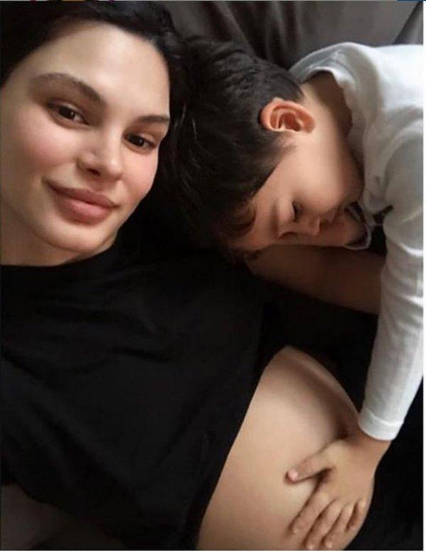 Almeda Abazi hamilelik pozu verdi