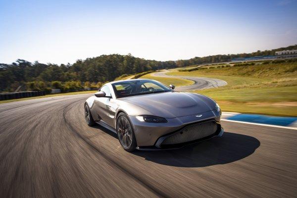 Aston Martin yeni renkleriyle Türkiye'de