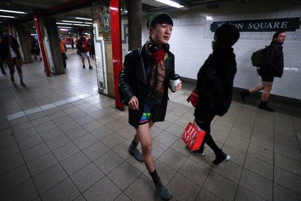 ABD’de metroya pantolonsuz bindiler