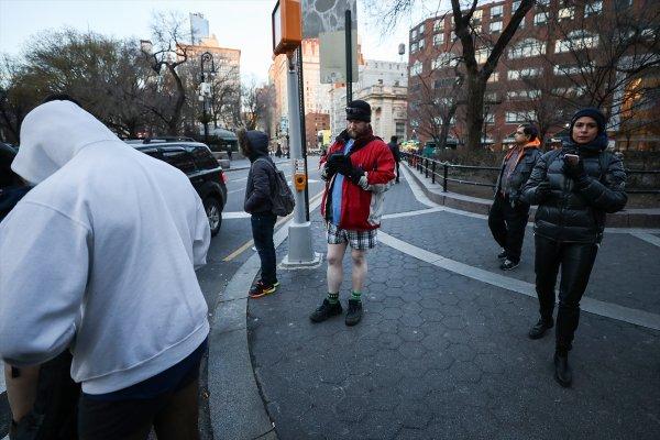 ABD’de metroya pantolonsuz bindiler
