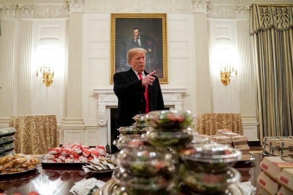 Trump, Beyaz Saray'a hamburger sipariş etti