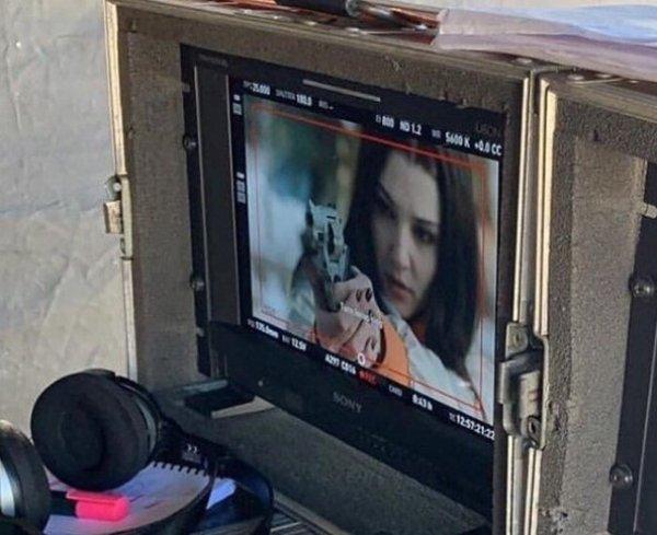 Hande Erçel dizi setine döndü