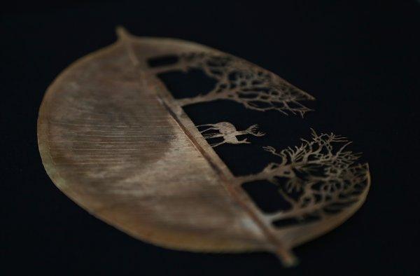 Adana'da sanat eserine dönüştürülen kuru yapraklar