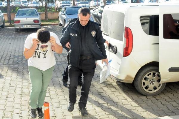 Hırsızlar ev sahibini boğazından bıçakladı