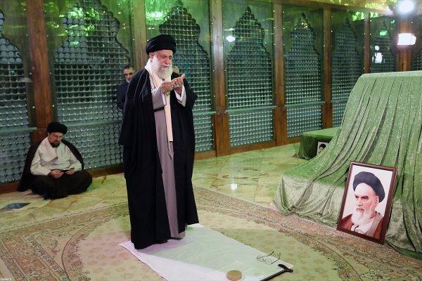 İran'da devlet zirvesi Humeyni'nin türbesine çıkarma yaptı