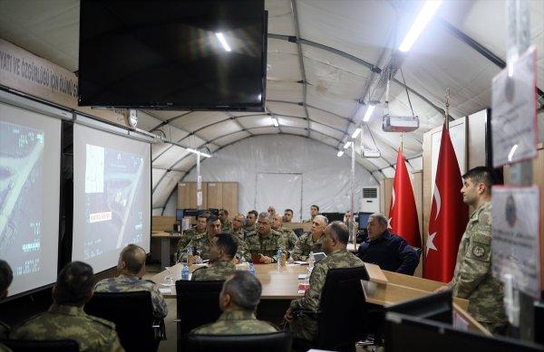 Hulusi Akar ve Orgeneral Dündar Irak sınırında