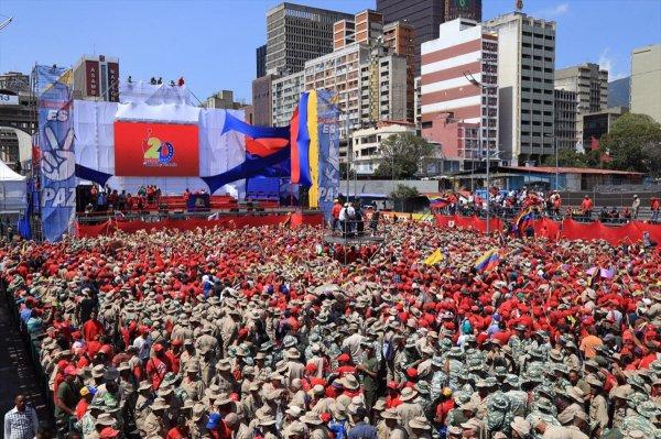 Venezuela'da hükümet ve muhalefet yanlılarından gösteri