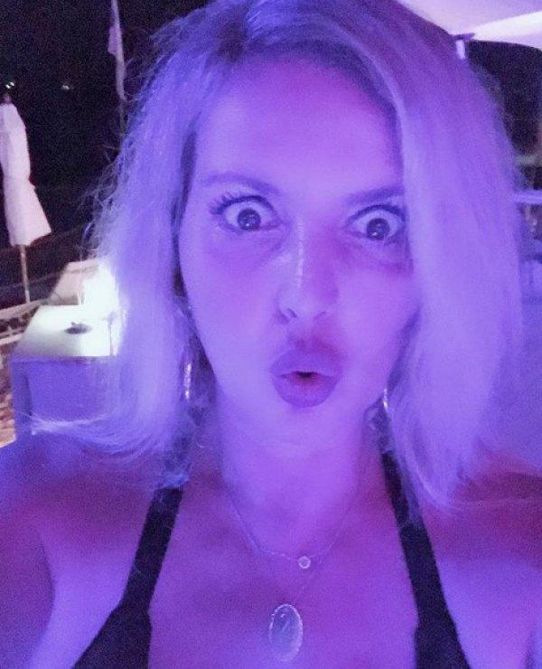 Seda Akgül, eline aldığı yılanı öptü