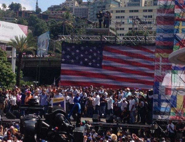 Venezuela'da darbe yanlıları ABD bayrakları asıyor
