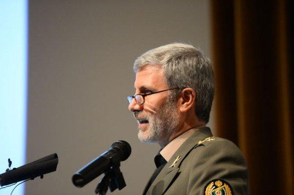 İran yeni füzesini tanıttı