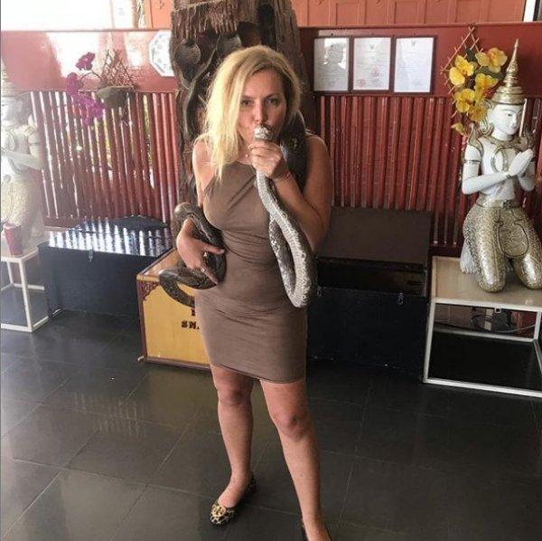 Seda Akgül, eline aldığı yılanı öptü