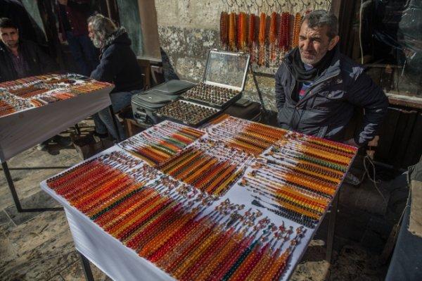 Kanuni zamanında yapılan han, tespihçileri  buluşturuyor
