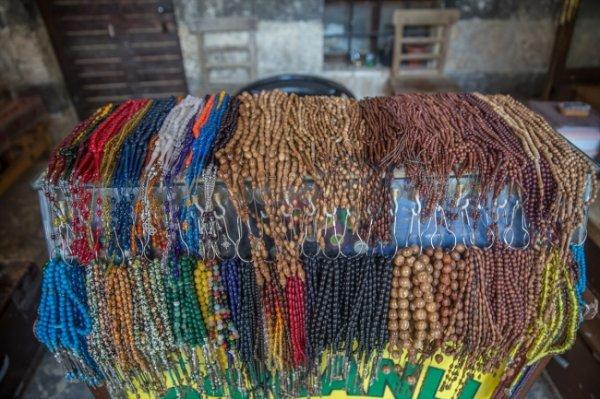 Kanuni zamanında yapılan han, tespihçileri  buluşturuyor