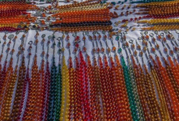 Kanuni zamanında yapılan han, tespihçileri  buluşturuyor