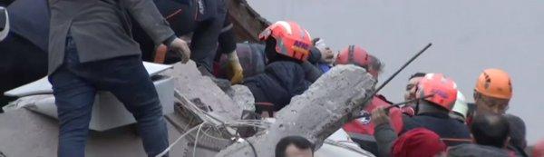 Kartal'da bir bina çöktü