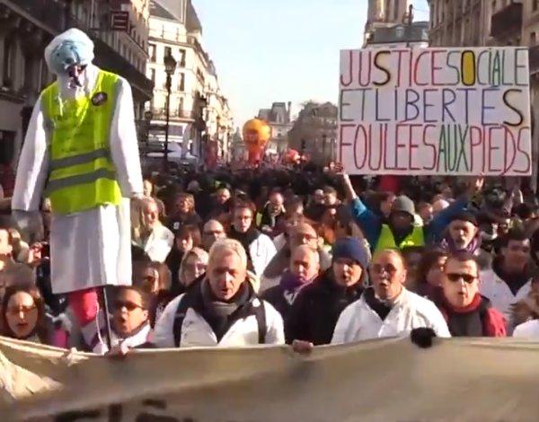 Paris'te grevcilere dayak