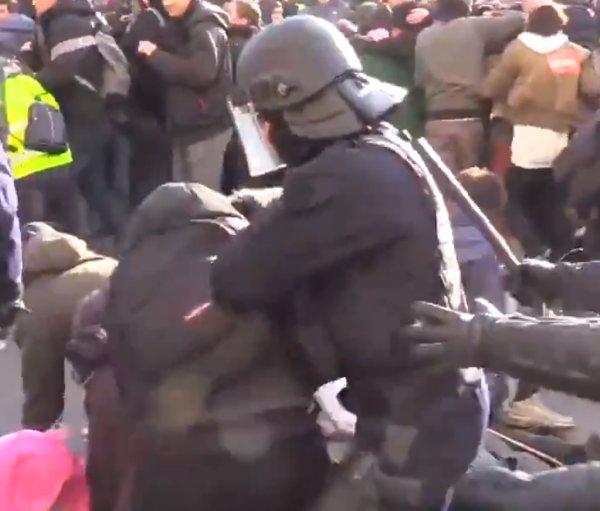 Paris'te grevcilere dayak