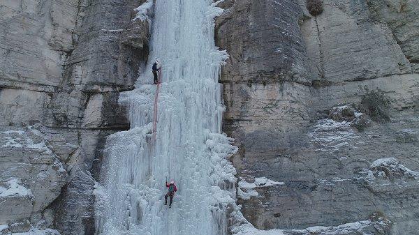 Erzurum'da şelale dondu turizme katkı oldu