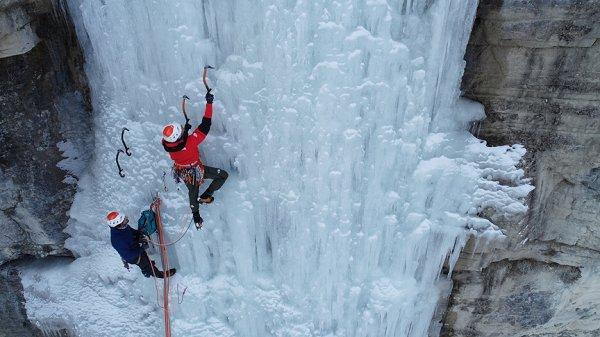 Erzurum'da şelale dondu turizme katkı oldu