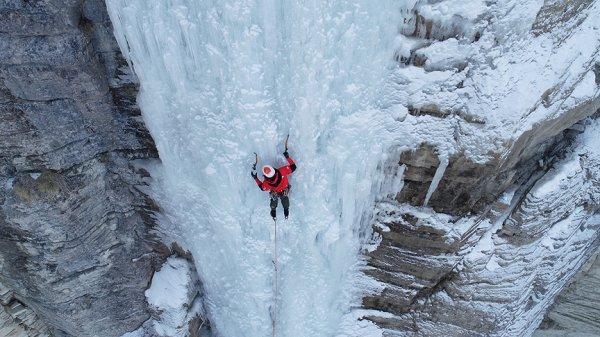 Erzurum'da şelale dondu turizme katkı oldu