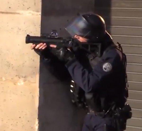 Paris'te grevcilere dayak