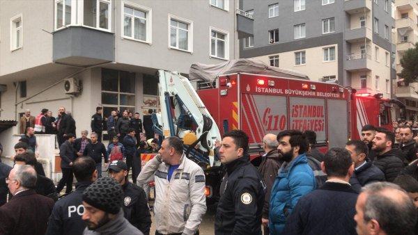 Kartal'da bir bina çöktü
