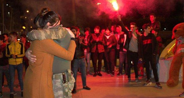 Uzman çavuş sevdiği kadına evlilik teklif etti