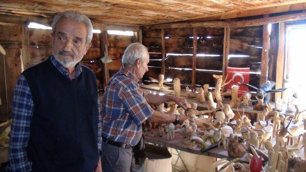 Topladığı atık ağaçları evinde sanat eserine dönüştürüyor