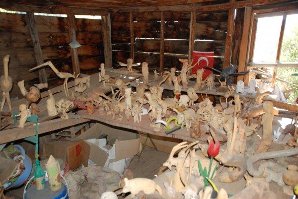 Topladığı atık ağaçları evinde sanat eserine dönüştürüyor