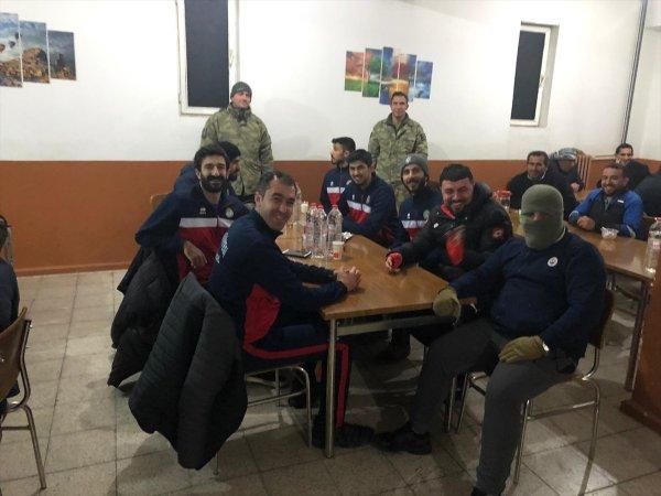 Hakkari'de yolda mahsur kalanlara Mehmetçik eli