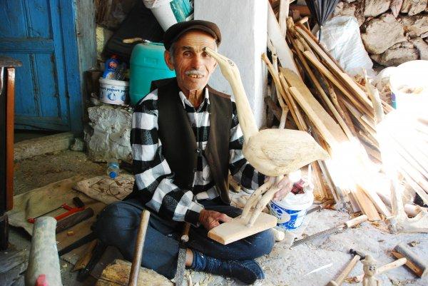 Topladığı atık ağaçları evinde sanat eserine dönüştürüyor