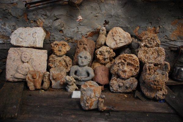 Topladığı atık ağaçları evinde sanat eserine dönüştürüyor