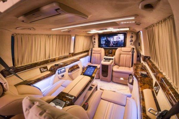 Tarkan VİP minibüsünü özel tasarlattı