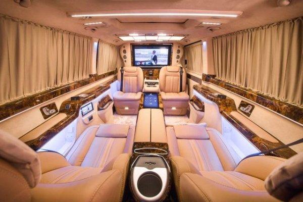 Tarkan VİP minibüsünü özel tasarlattı