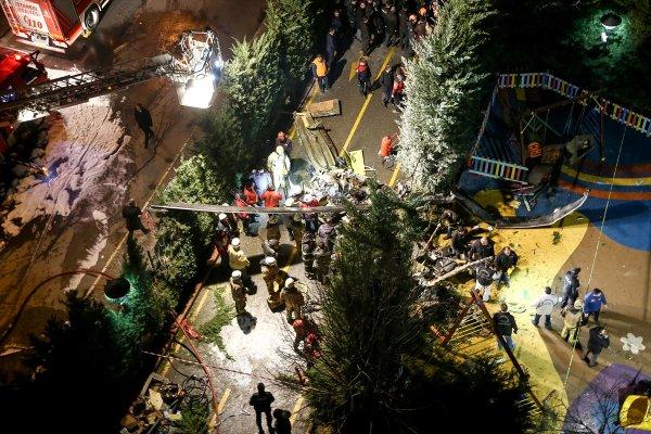 İstanbul'da helikopter düştü