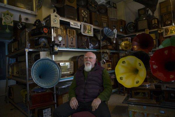 Ankara'da 35 yıldır radyolarla özel bağ kurdu