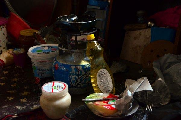 Annesi ölen babası terk eden Sude okumak istiyor