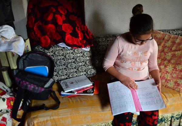 Annesi ölen babası terk eden Sude okumak istiyor